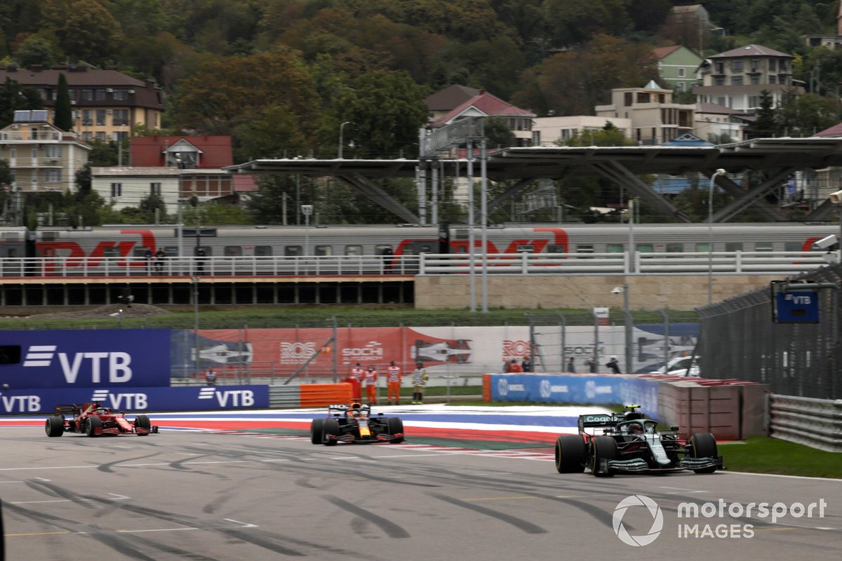 Sebastian Vettel, Aston Martin AMR21, Max Verstappen, Red Bull Racing RB16B, e Charles Leclerc, Ferrari SF21