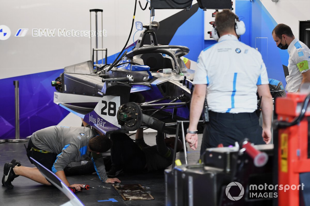 Mecánicos de BMW I Andretti Motorsport trabajando
