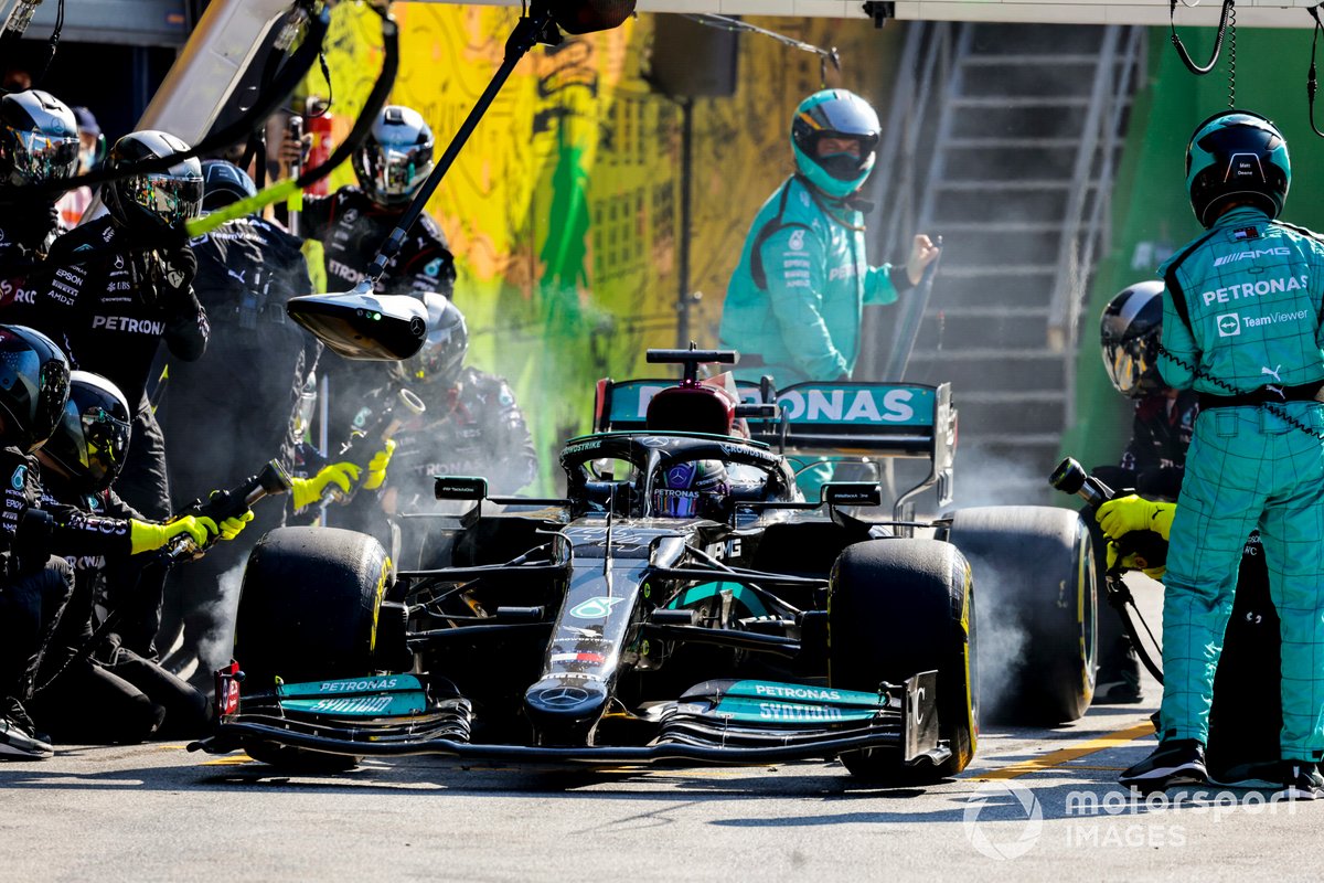 Lewis Hamilton, Mercedes W12, pit stop