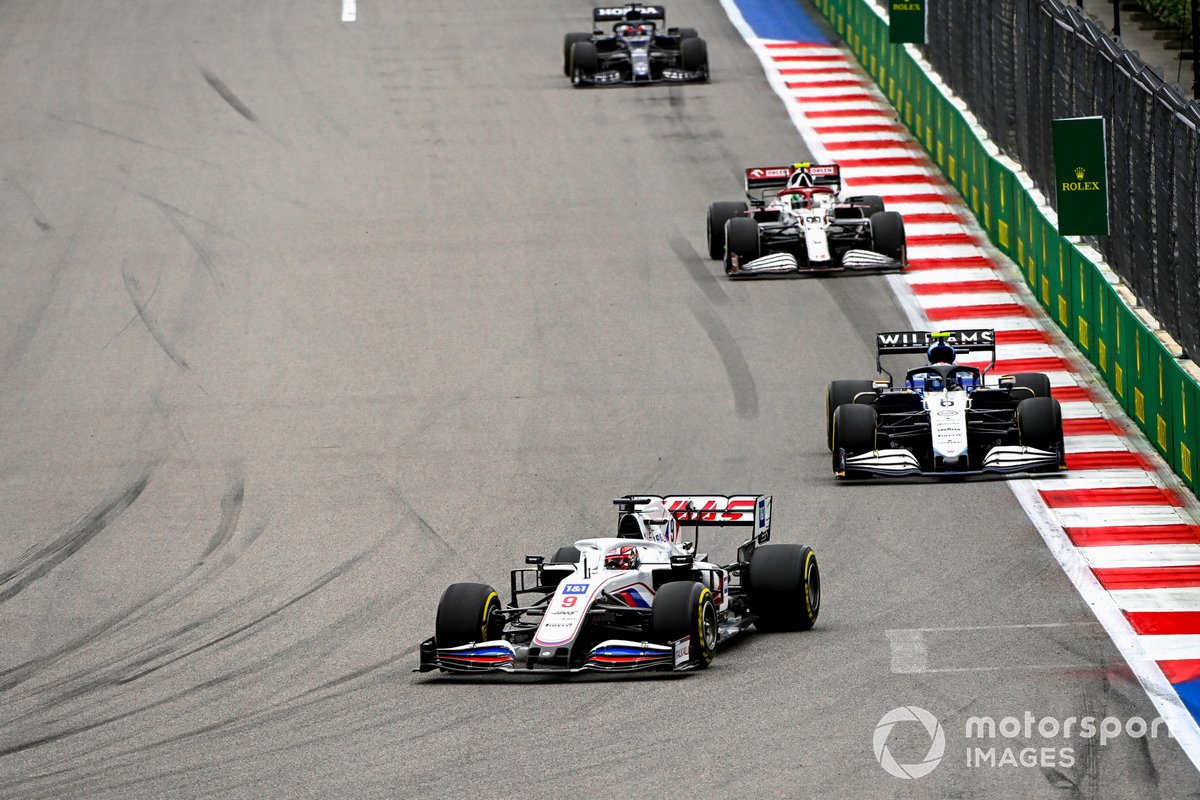 Nikita Mazepin, Haas VF-21, Nicholas Latifi, Williams FW43B e Antonio Giovinazzi, Alfa Romeo Racing C41.