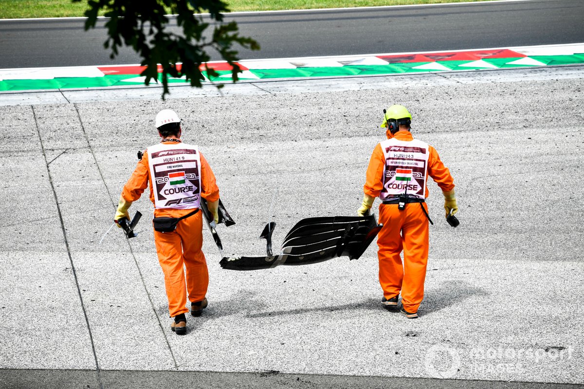 Los oficiales de pista retiran la carrocería del accidente de Mick Schumacher, Haas F1, en la FP3