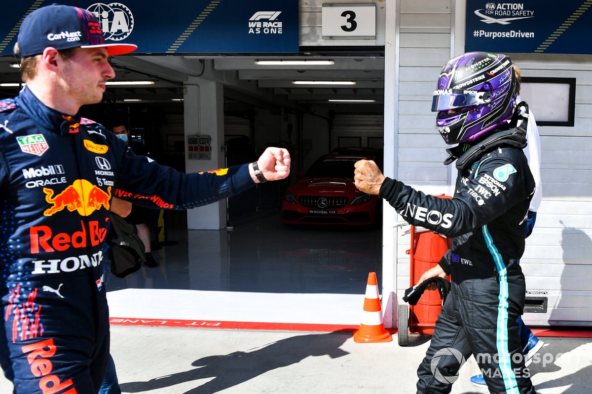 Ganador de la pole, Lewis Hamilton, Mercedes, choca el puño con Max Verstappen, Red Bull Racing, tercer puesto en Parc Ferme tras la clasificación