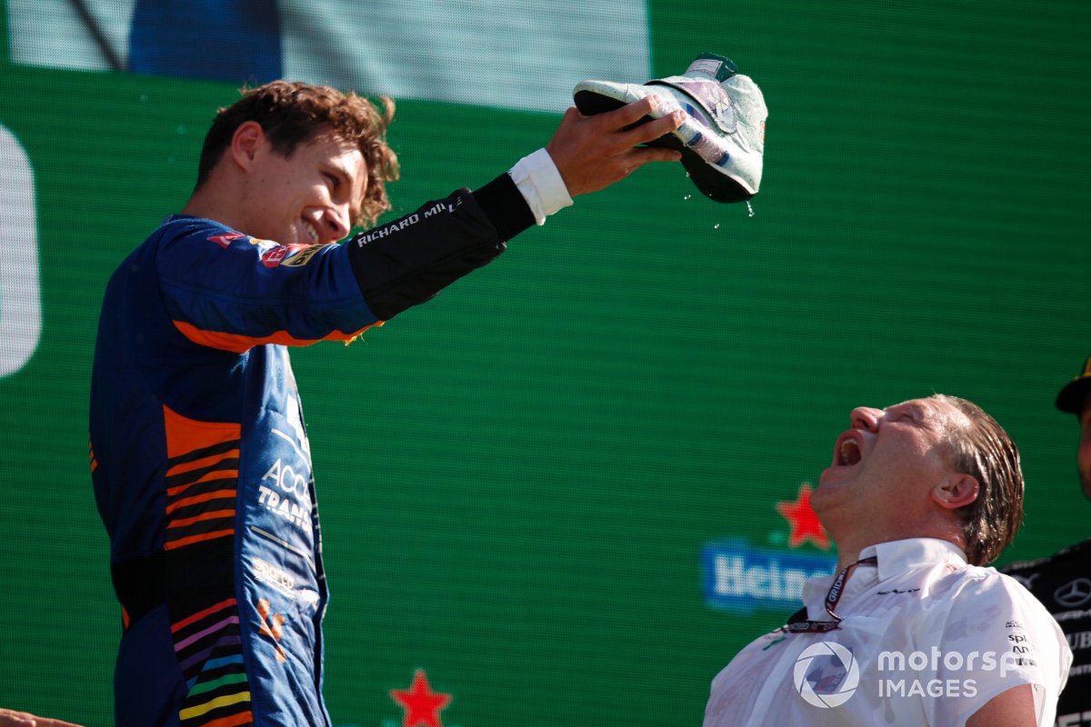 Zak Brown, CEO, McLaren Racing, fa uno "shoey" sul podio