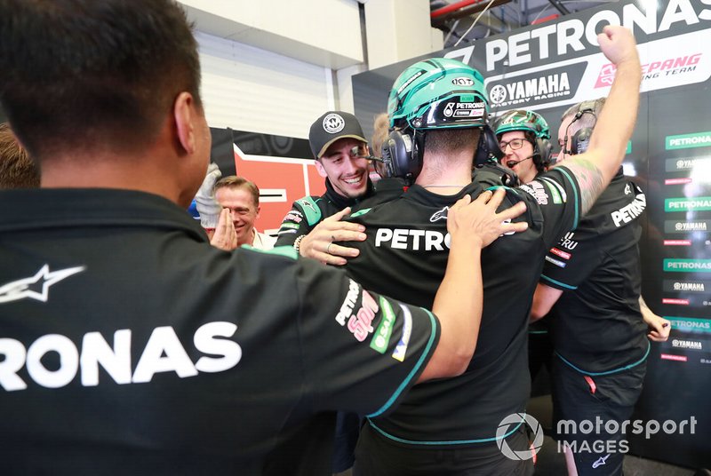 I membri del team Petronas Yamaha SRT, festeggiano