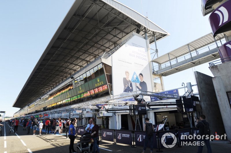 The United Autosports Team in the new extended pitlane