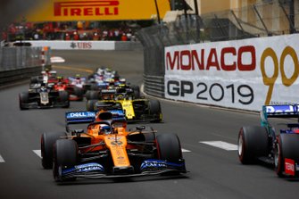 Carlos Sainz Jr., McLaren MCL34, voor Nico Hulkenberg, Renault R.S. 19, en Romain Grosjean, Haas F1 Team VF-19