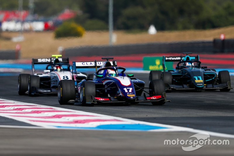 Devlin DeFrancesco, Trident, leads Fabio Scherer, Sauber Junior Team by Charouz and Jake Hughes, HWA RACELAB