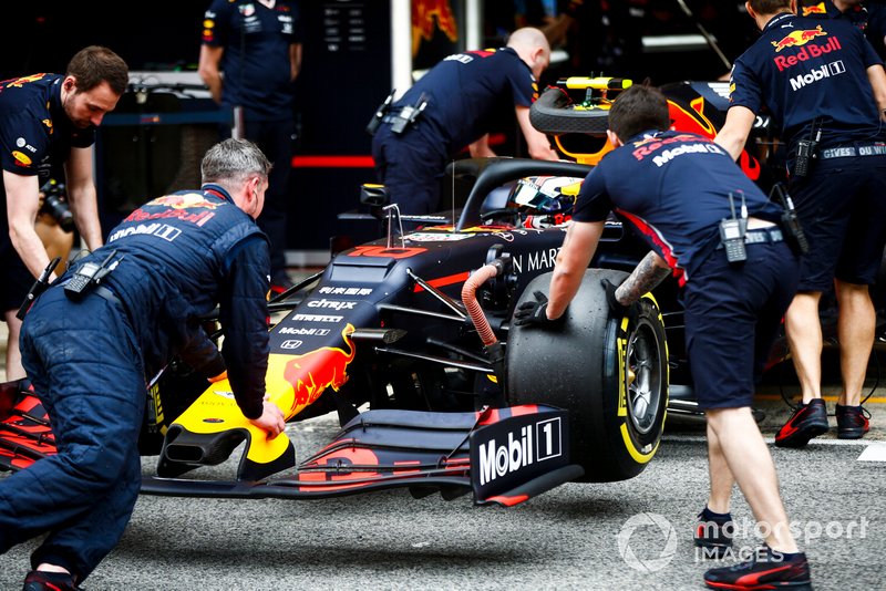 Pierre Gasly, Red Bull Racing RB15, is returned to the garage