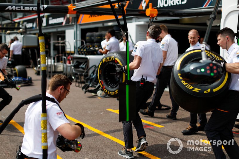McLaren team practicando los pit stops