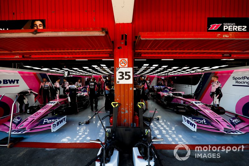 L'équipe Racing Point travaille dans son garage