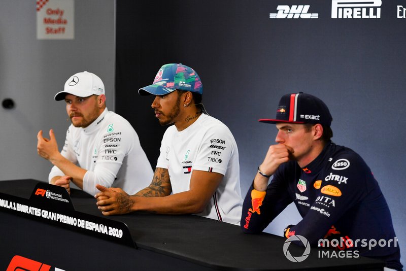 Valtteri Bottas, Mercedes AMG F1, seconda posizione, Lewis Hamilton, Mercedes AMG F1, prima posizione, e Max Verstappen, Red Bull Racing, terza posizione, alla conferenza stampa