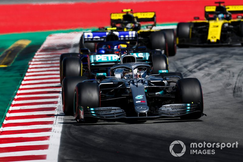 Valtteri Bottas, Mercedes AMG W10, leads Alexander Albon, Toro Rosso STR14, Nico Hulkenberg, Renault R.S. 19, and Daniel Ricciardo, Renault R.S.19