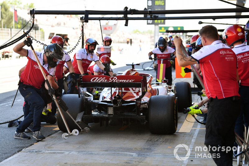 Kimi Raikkonen, Alfa Romeo Racing C38, in the pits during practice