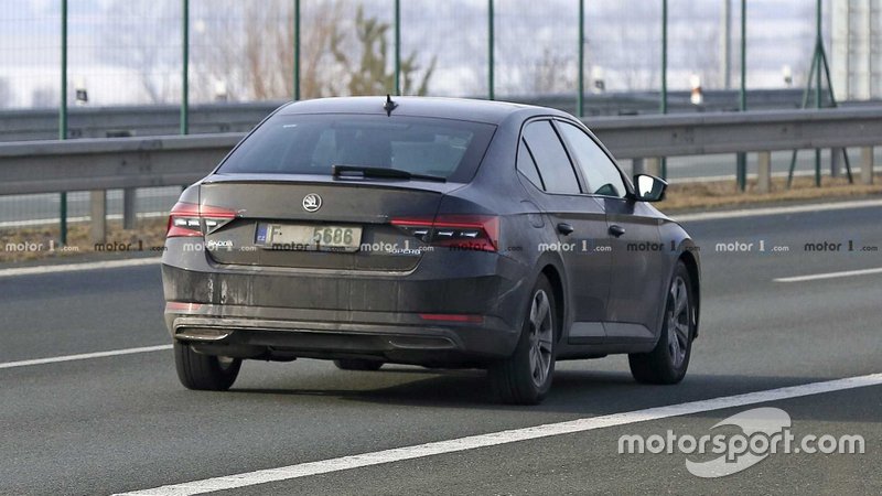 Шпигунське фото оновленого Skoda Superb 2019 року