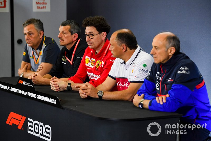 Mario Isola, gerente de carreras, Pirelli Motorsport, Guenther Steiner, director del equipo, Haas F1, Mattia Binotto, director del equipo Ferrari, Frederic Vasseur, director del equipo, Alfa Romeo Racing y Franz Tost, director del equipo, Toro Rosso, en los directores del equipo Conferencia