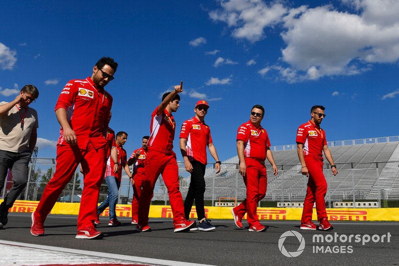 Charles Leclerc, Ferrari, camina por el circuito