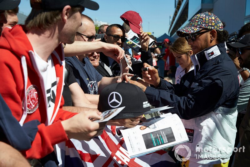 Lewis Hamilton, Mercedes AMG F1 signs a autograph for a fan