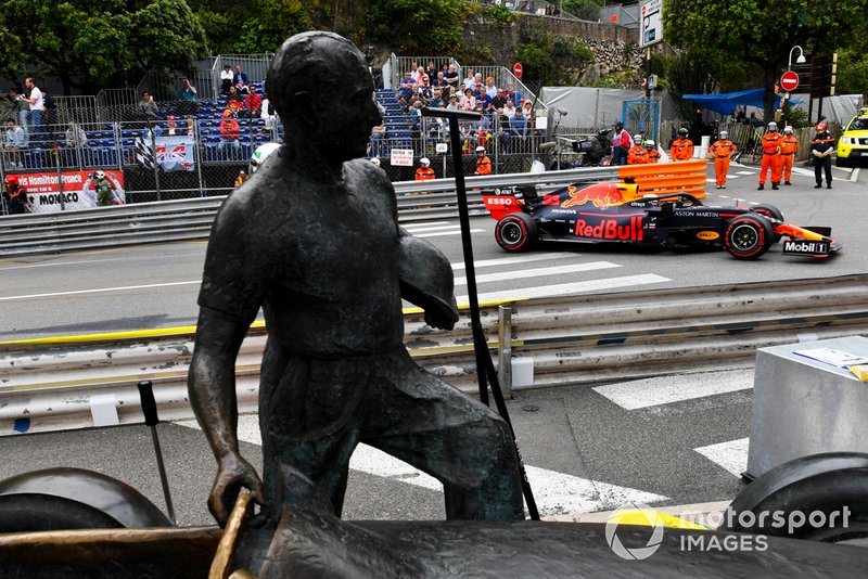 Max Verstappen, Red Bull Racing RB15, passes the Fangio memorial