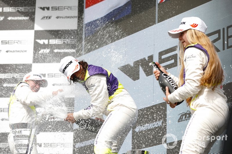 Podio: Ganadora de la carrera Jamie Chadwick, segundo lugar Beitske Visser, tercer lugar Fabienna Wohlwend