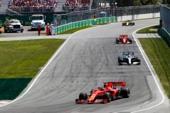 Sebastian Vettel, Ferrari SF90, Lewis Hamilton, Mercedes AMG F1 W10 en Charles Leclerc, Ferrari SF90
