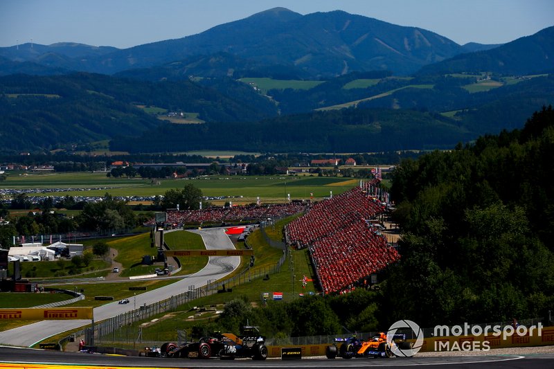 Kevin Magnussen, Haas F1 Team VF-19, Carlos Sainz Jr., McLaren MCL34