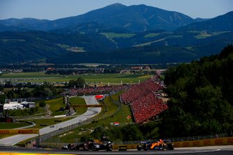 Kevin Magnussen, Haas F1 Team VF-19, voor Carlos Sainz Jr., McLaren MCL34
