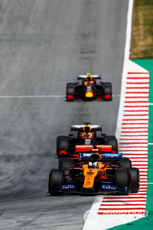 Lando Norris, McLaren MCL34, precede Sebastian Vettel, Ferrari SF90, Max Verstappen, Red Bull Racing RB15, e Pierre Gasly, Red Bull Racing RB15