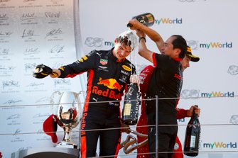 Yarış galibi Max Verstappen, Red Bull Racing, Toyoharu Tanabe, F1 Technical Director, Honda