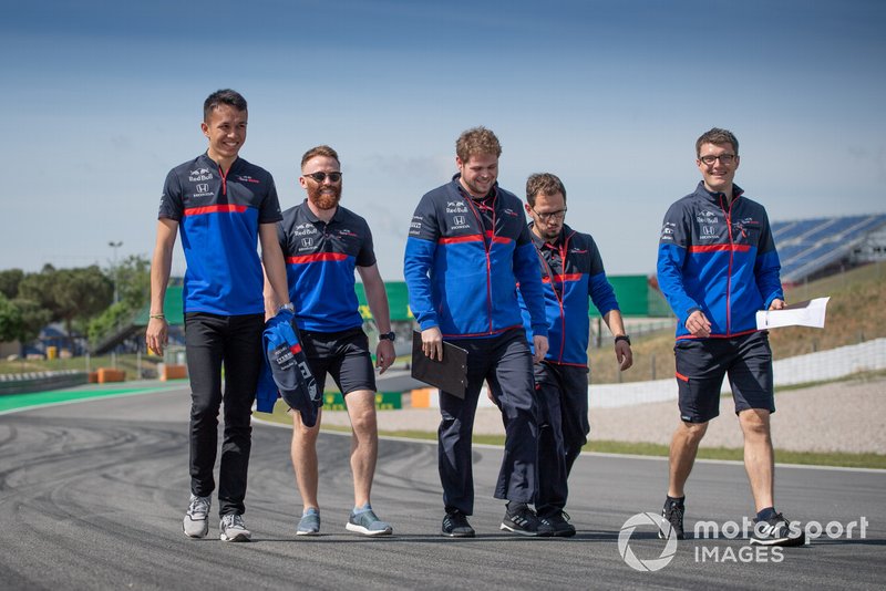 Alexander Albon, Toro Rosso cammina sulla pista