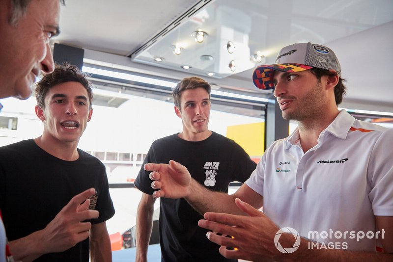 Les pilotes moto Alex et Marc Marquez avec Carlos Sainz Jr., McLaren et son père