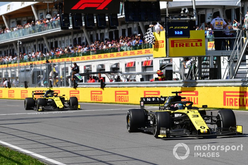 Daniel Ricciardo, Renault R.S.19, devant Nico Hulkenberg, Renault R.S. 19, sous le drapeau à damier