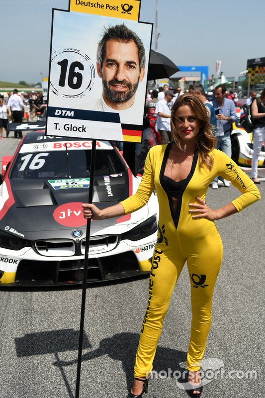 Una chica de la parrilla