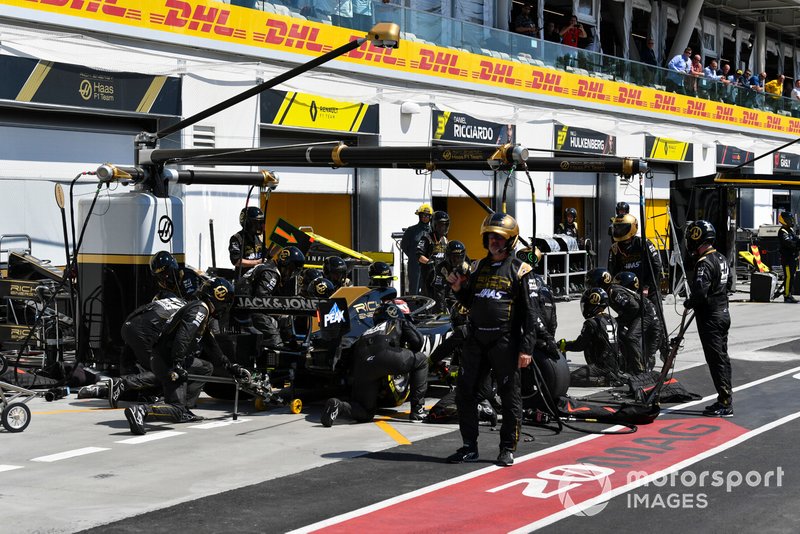 Kevin Magnussen, Haas VF-19, pit stop