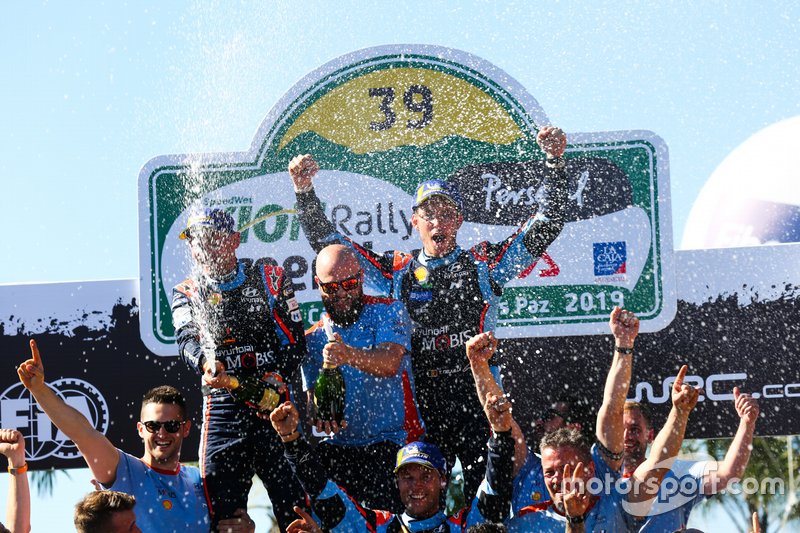 Thierry Neuville, Nicolas Gilsoul, Hyundai Motorsport Hyundai i20 Coupe WRC celebrate their victory