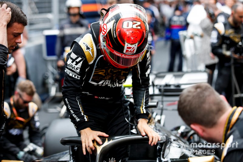Kevin Magnussen, Haas F1, on the grid