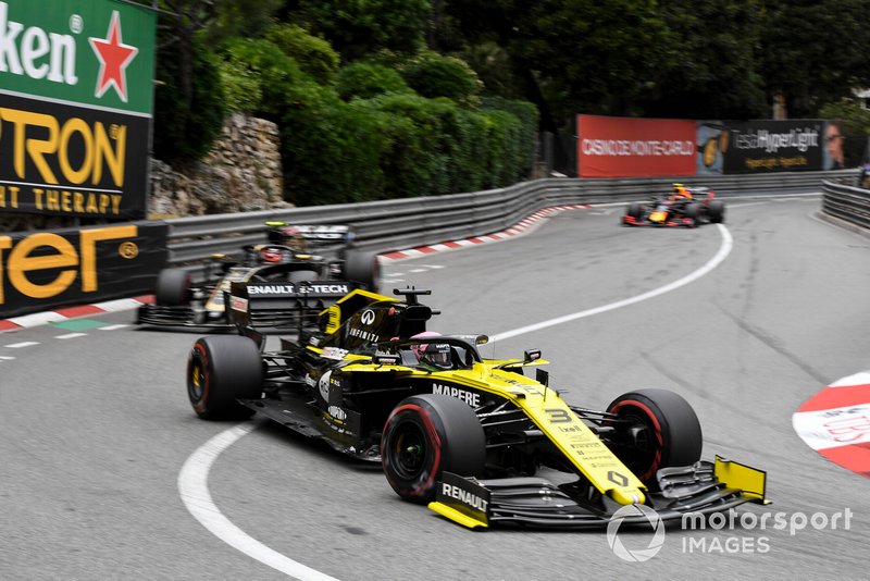 Daniel Ricciardo, Renault R.S.19, Kevin Magnussen, Haas F1 Team VF-19