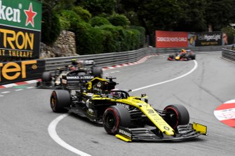 Daniel Ricciardo, Renault R.S.19, Kevin Magnussen, Haas F1 Team VF-19