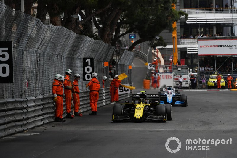 Nico Hulkenberg, Renault R.S. 19, ve George Russell, Williams Racing FW42