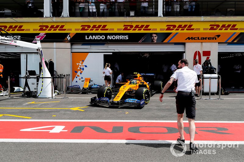 Lando Norris, McLaren MCL34, è diretto fuori dal garage