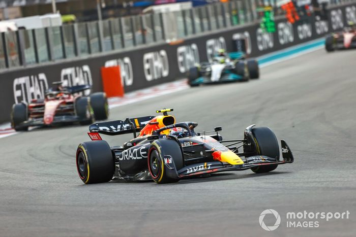 Sergio Pérez, Red Bull Racing RB18, Charles Leclerc, Ferrari F1-75, Lewis Hamilton, Mercedes W13