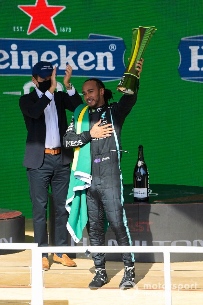 Podio: ganador Lewis Hamilton, Mercedes