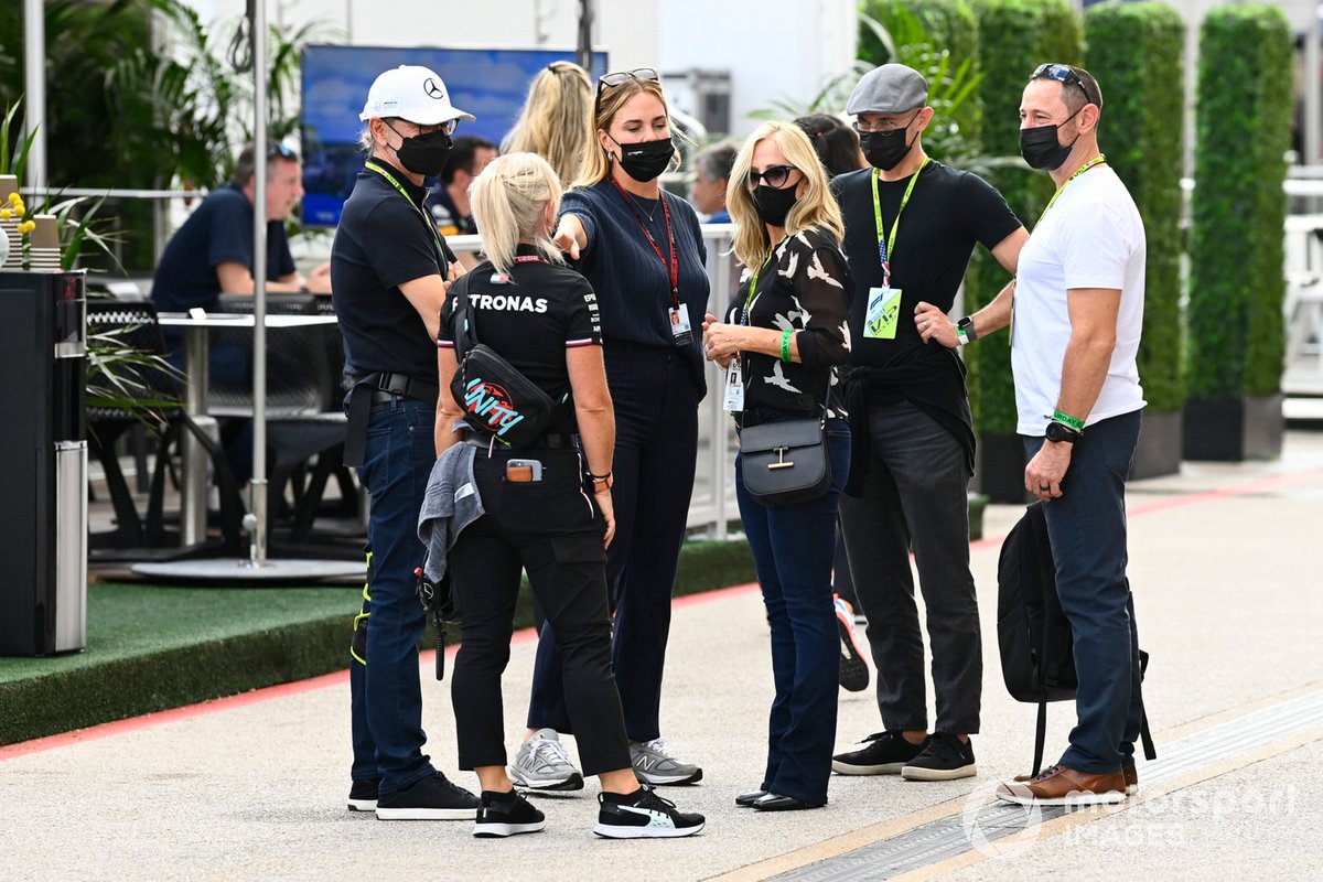 Angela Cullen, fisioterapeuta de Lewis Hamilton, e invitados en el pit lane