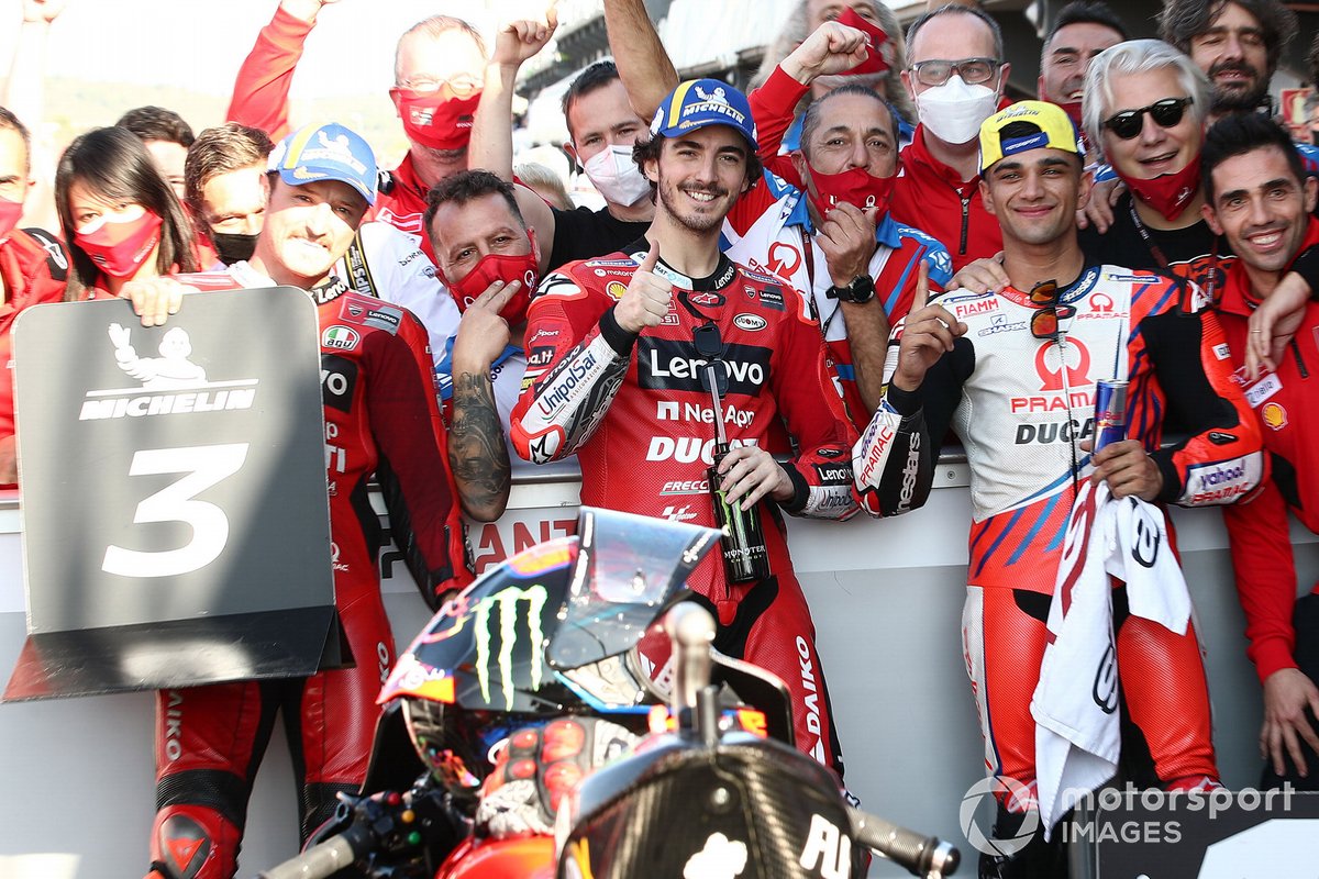 El ganador de la pole, Jorge Martín, Pramac Racing, el segundo lugar, Francesco Bagnaia, Ducati Team, el tercer lugar, Jack Miller, Ducati Team