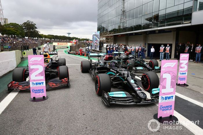 Ganador de la pole, Lewis Hamilton, de Mercedes, Max Verstappen, de Red Bull Racing, y Valtteri Bottas, de Mercedes, en el Parc Ferme tras la clasificación