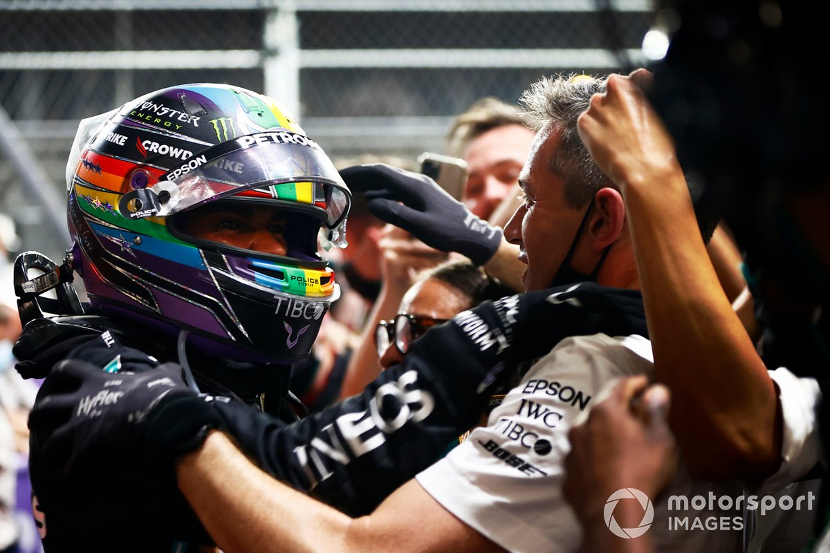 Lewis Hamilton, Mercedes, 1a posizione, festeggia con la sua squadra nel Parc Ferme