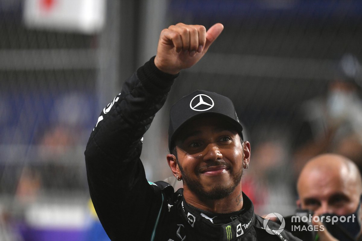 L'uomo della pole Lewis Hamilton, Mercedes, festeggia