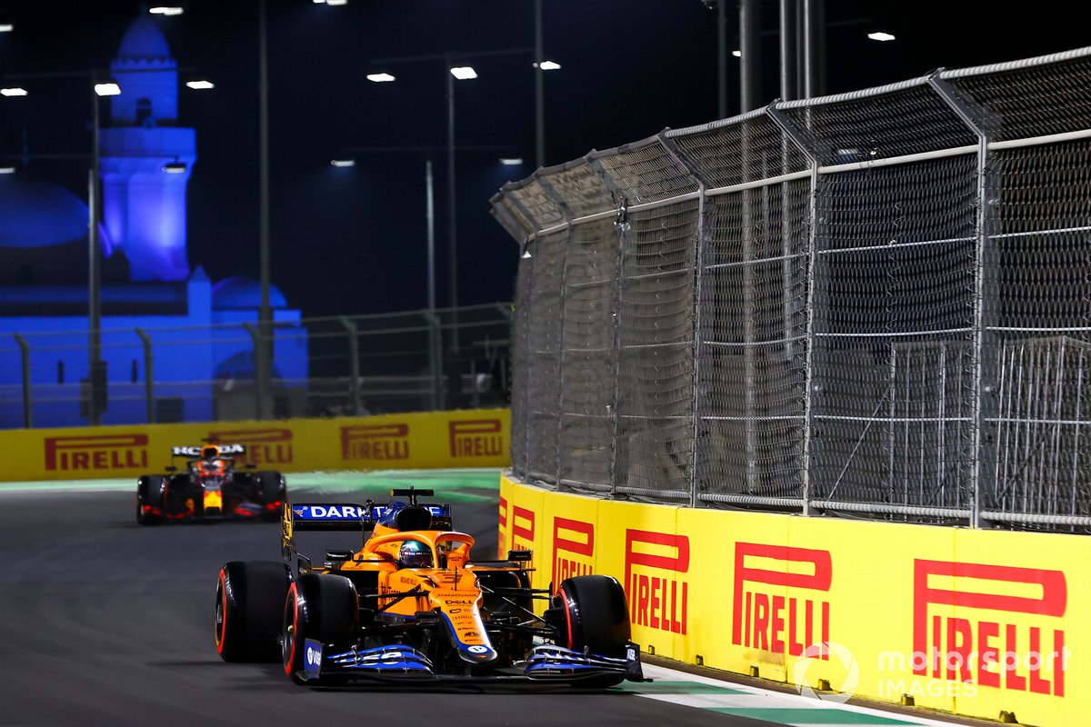 Daniel Ricciardo, McLaren MCL35M, Max Verstappen, Red Bull Racing RB16B