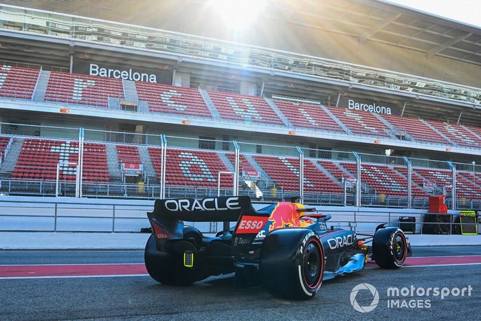 Sergio Pérez, Red Bull Racing RB18, sale de boxes
