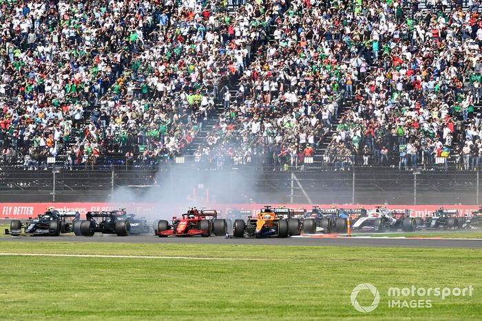 Sebastian Vettel, Aston Martin AMR21, y Carlos Sainz Jr., Ferrari SF21, realizan una acción evasiva cuando Valtteri Bottas, Mercedes W12, hace un trompo en la salida