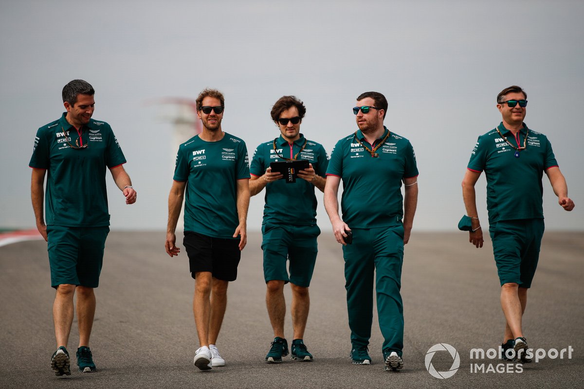 Sebastian Vettel, Aston Martin, cammina in pista